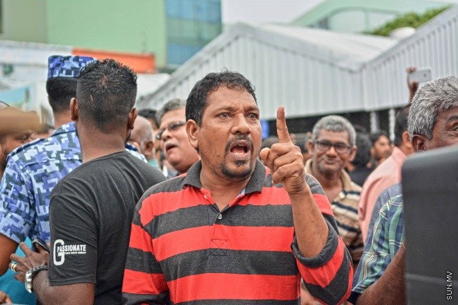 ޖުލައި 16، 2016: އިދިކޮޅު އިއްތިހާތުން މިމަހު 21 ވަނަ ދުވަހު ބާއްވަން ހަމަޖައްސައިފައިވާ ޖަލްސާ އިސްތިހާރު ކުރަމުންދިޔަ ޕިކަޕް ހުއްޓުވައި މަހުލޫފް އާއި އިތުރު ބަޔަކު ހައްޔަރުކުރުން -- ސަން ފޮޓޯ/ ފަޔާޒު މޫސާ