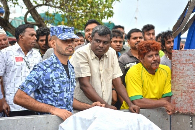 ޖުލައި 16، 2016: އިދިކޮޅު އިއްތިހާތުން މިމަހު 21 ވަނަ ދުވަހު ބާއްވަން ހަމަޖައްސައިފައިވާ ޖަލްސާ އިސްތިހާރު ކުރަމުންދިޔަ ޕިކަޕް ހުއްޓުވައި މަހުލޫފް އާއި އިތުރު ބަޔަކު ހައްޔަރުކުރުން -- ސަން ފޮޓޯ/ ފަޔާޒު މޫސާ