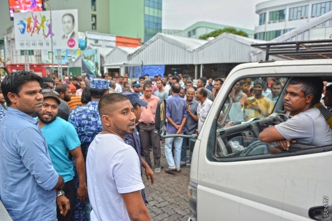 ޖުލައި 16، 2016: އިދިކޮޅު އިއްތިހާތުން މިމަހު 21 ވަނަ ދުވަހު ބާއްވަން ހަމަޖައްސައިފައިވާ ޖަލްސާ އިސްތިހާރު ކުރަމުންދިޔަ ޕިކަޕް ހުއްޓުވައި މަހުލޫފް އާއި އިތުރު ބަޔަކު ހައްޔަރުކުރުން -- ސަން ފޮޓޯ/ ފަޔާޒު މޫސާ