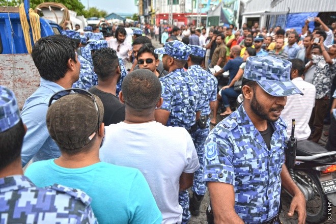 ޖުލައި 16، 2016: އިދިކޮޅު އިއްތިހާތުން މިމަހު 21 ވަނަ ދުވަހު ބާއްވަން ހަމަޖައްސައިފައިވާ ޖަލްސާ އިސްތިހާރު ކުރަމުންދިޔަ ޕިކަޕް ހުއްޓުވައި މަހުލޫފް އާއި އިތުރު ބަޔަކު ހައްޔަރުކުރުން -- ސަން ފޮޓޯ/ ފަޔާޒު މޫސާ