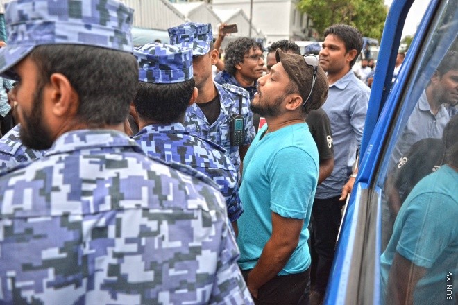 ޖުލައި 16، 2016: އިދިކޮޅު އިއްތިހާތުން މިމަހު 21 ވަނަ ދުވަހު ބާއްވަން ހަމަޖައްސައިފައިވާ ޖަލްސާ އިސްތިހާރު ކުރަމުންދިޔަ ޕިކަޕް ހުއްޓުވައި މަހުލޫފް އާއި އިތުރު ބަޔަކު ހައްޔަރުކުރުން -- ސަން ފޮޓޯ/ ފަޔާޒު މޫސާ