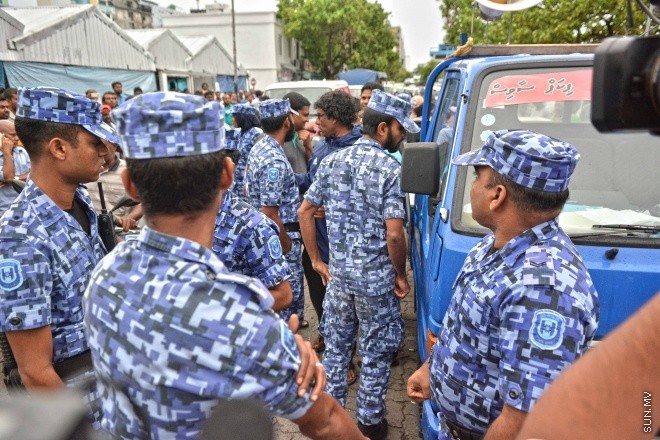 ޖުލައި 16، 2016: އިދިކޮޅު އިއްތިހާތުން މިމަހު 21 ވަނަ ދުވަހު ބާއްވަން ހަމަޖައްސައިފައިވާ ޖަލްސާ އިސްތިހާރު ކުރަމުންދިޔަ ޕިކަޕް ހުއްޓުވައި މަހުލޫފް އާއި އިތުރު ބަޔަކު ހައްޔަރުކުރުން -- ސަން ފޮޓޯ/ ފަޔާޒު މޫސާ