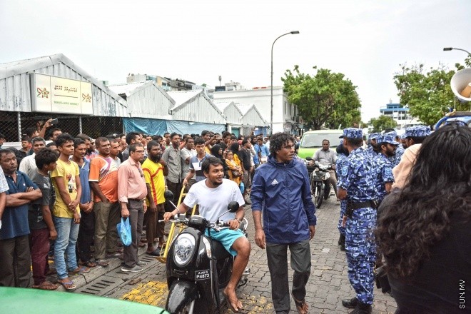ޖުލައި 16، 2016: އިދިކޮޅު އިއްތިހާތުން މިމަހު 21 ވަނަ ދުވަހު ބާއްވަން ހަމަޖައްސައިފައިވާ ޖަލްސާ އިސްތިހާރު ކުރަމުންދިޔަ ޕިކަޕް ހުއްޓުވައި މަހުލޫފް އާއި އިތުރު ބަޔަކު ހައްޔަރުކުރުން -- ސަން ފޮޓޯ/ ފަޔާޒު މޫސާ