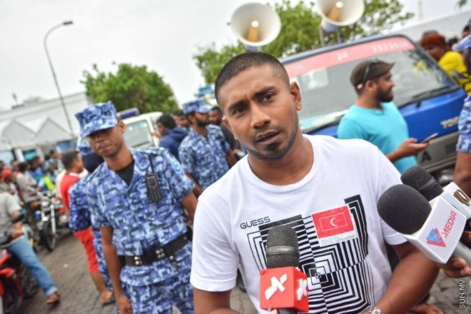 ޖުލައި 16، 2016: އިދިކޮޅު އިއްތިހާތުން މިމަހު 21 ވަނަ ދުވަހު ބާއްވަން ހަމަޖައްސައިފައިވާ ޖަލްސާ އިސްތިހާރު ކުރަމުންދިޔަ ޕިކަޕް ހުއްޓުވައި މަހުލޫފް އާއި އިތުރު ބަޔަކު ހައްޔަރުކުރުން -- ސަން ފޮޓޯ/ ފަޔާޒު މޫސާ