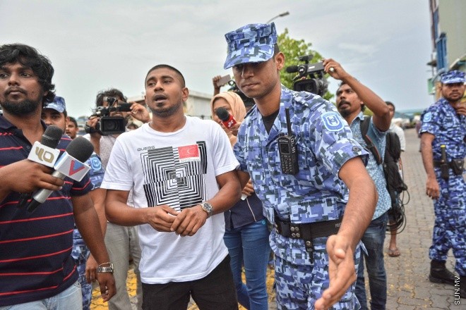 ޖުލައި 16، 2016: އިދިކޮޅު އިއްތިހާތުން މިމަހު 21 ވަނަ ދުވަހު ބާއްވަން ހަމަޖައްސައިފައިވާ ޖަލްސާ އިސްތިހާރު ކުރަމުންދިޔަ ޕިކަޕް ހުއްޓުވައި މަހުލޫފް އާއި އިތުރު ބަޔަކު ހައްޔަރުކުރުން -- ސަން ފޮޓޯ/ ފަޔާޒު މޫސާ