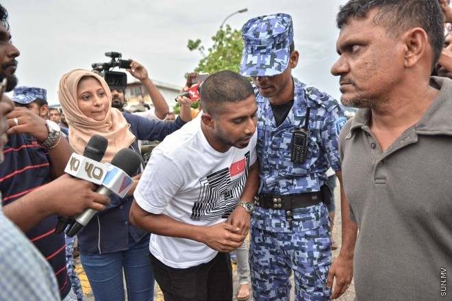 ޖުލައި 16، 2016: އިދިކޮޅު އިއްތިހާތުން މިމަހު 21 ވަނަ ދުވަހު ބާއްވަން ހަމަޖައްސައިފައިވާ ޖަލްސާ އިސްތިހާރު ކުރަމުންދިޔަ ޕިކަޕް ހުއްޓުވައި މަހުލޫފް އާއި އިތުރު ބަޔަކު ހައްޔަރުކުރުން -- ސަން ފޮޓޯ/ ފަޔާޒު މޫސާ