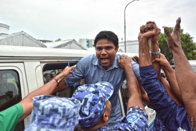ޖުލައި 16، 2016: އިދިކޮޅު އިއްތިހާތުން މިމަހު 21 ވަނަ ދުވަހު ބާއްވަން ހަމަޖައްސައިފައިވާ ޖަލްސާ އިސްތިހާރު ކުރަމުންދިޔަ ޕިކަޕް ހުއްޓުވައި މަހުލޫފް އާއި އިތުރު ބަޔަކު ހައްޔަރުކުރުން -- ސަން ފޮޓޯ/ ފަޔާޒު މޫސާ