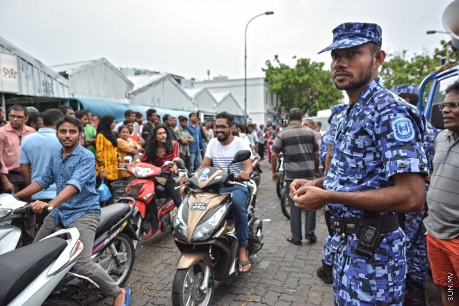 ޖުލައި 16، 2016: އިދިކޮޅު އިއްތިހާތުން މިމަހު 21 ވަނަ ދުވަހު ބާއްވަން ހަމަޖައްސައިފައިވާ ޖަލްސާ އިސްތިހާރު ކުރަމުންދިޔަ ޕިކަޕް ހުއްޓުވައި މަހުލޫފް އާއި އިތުރު ބަޔަކު ހައްޔަރުކުރުން -- ސަން ފޮޓޯ/ ފަޔާޒު މޫސާ