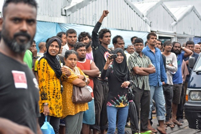 ޖުލައި 16، 2016: އިދިކޮޅު އިއްތިހާތުން މިމަހު 21 ވަނަ ދުވަހު ބާއްވަން ހަމަޖައްސައިފައިވާ ޖަލްސާ އިސްތިހާރު ކުރަމުންދިޔަ ޕިކަޕް ހުއްޓުވައި މަހުލޫފް އާއި އިތުރު ބަޔަކު ހައްޔަރުކުރުން -- ސަން ފޮޓޯ/ ފަޔާޒު މޫސާ