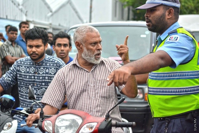 ޖުލައި 16، 2016: އިދިކޮޅު އިއްތިހާތުން މިމަހު 21 ވަނަ ދުވަހު ބާއްވަން ހަމަޖައްސައިފައިވާ ޖަލްސާ އިސްތިހާރު ކުރަމުންދިޔަ ޕިކަޕް ހުއްޓުވައި މަހުލޫފް އާއި އިތުރު ބަޔަކު ހައްޔަރުކުރުން -- ސަން ފޮޓޯ/ ފަޔާޒު މޫސާ