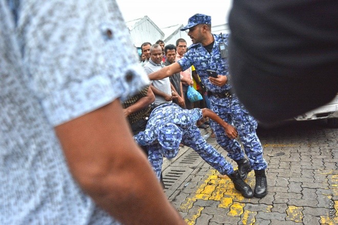 ޖުލައި 16، 2016: އިދިކޮޅު އިއްތިހާތުން މިމަހު 21 ވަނަ ދުވަހު ބާއްވަން ހަމަޖައްސައިފައިވާ ޖަލްސާ އިސްތިހާރު ކުރަމުންދިޔަ ޕިކަޕް ހުއްޓުވައި މަހުލޫފް އާއި އިތުރު ބަޔަކު ހައްޔަރުކުރުން -- ސަން ފޮޓޯ/ ފަޔާޒު މޫސާ