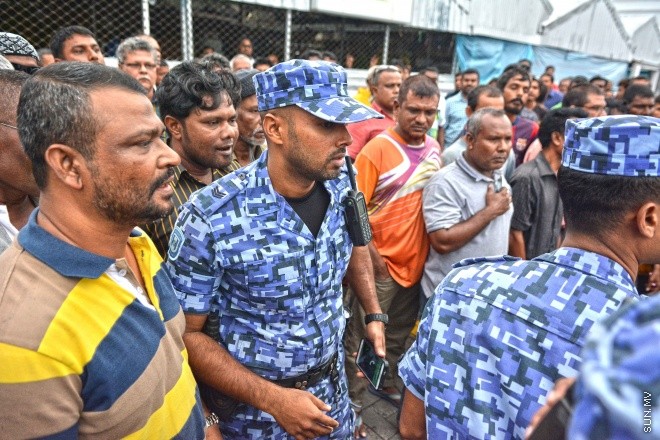 ޖުލައި 16، 2016: އިދިކޮޅު އިއްތިހާތުން މިމަހު 21 ވަނަ ދުވަހު ބާއްވަން ހަމަޖައްސައިފައިވާ ޖަލްސާ އިސްތިހާރު ކުރަމުންދިޔަ ޕިކަޕް ހުއްޓުވައި މަހުލޫފް އާއި އިތުރު ބަޔަކު ހައްޔަރުކުރުން -- ސަން ފޮޓޯ/ ފަޔާޒު މޫސާ