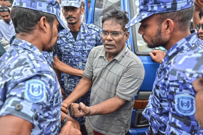 ޖުލައި 16، 2016: އިދިކޮޅު އިއްތިހާތުން މިމަހު 21 ވަނަ ދުވަހު ބާއްވަން ހަމަޖައްސައިފައިވާ ޖަލްސާ އިސްތިހާރު ކުރަމުންދިޔަ ޕިކަޕް ހުއްޓުވައި މަހުލޫފް އާއި އިތުރު ބަޔަކު ހައްޔަރުކުރުން -- ސަން ފޮޓޯ/ ފަޔާޒު މޫސާ