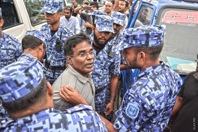 ޖުލައި 16، 2016: އިދިކޮޅު އިއްތިހާތުން މިމަހު 21 ވަނަ ދުވަހު ބާއްވަން ހަމަޖައްސައިފައިވާ ޖަލްސާ އިސްތިހާރު ކުރަމުންދިޔަ ޕިކަޕް ހުއްޓުވައި މަހުލޫފް އާއި އިތުރު ބަޔަކު ހައްޔަރުކުރުން -- ސަން ފޮޓޯ/ ފަޔާޒު މޫސާ