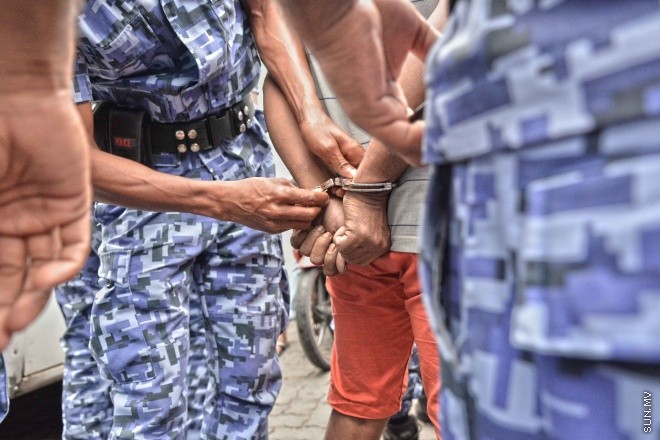 ޖުލައި 16، 2016: އިދިކޮޅު އިއްތިހާތުން މިމަހު 21 ވަނަ ދުވަހު ބާއްވަން ހަމަޖައްސައިފައިވާ ޖަލްސާ އިސްތިހާރު ކުރަމުންދިޔަ ޕިކަޕް ހުއްޓުވައި މަހުލޫފް އާއި އިތުރު ބަޔަކު ހައްޔަރުކުރުން -- ސަން ފޮޓޯ/ ފަޔާޒު މޫސާ