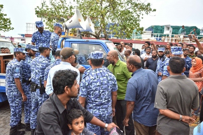 ޖުލައި 16، 2016: އިދިކޮޅު އިއްތިހާތުން މިމަހު 21 ވަނަ ދުވަހު ބާއްވަން ހަމަޖައްސައިފައިވާ ޖަލްސާ އިސްތިހާރު ކުރަމުންދިޔަ ޕިކަޕް ހުއްޓުވައި މަހުލޫފް އާއި އިތުރު ބަޔަކު ހައްޔަރުކުރުން -- ސަން ފޮޓޯ/ ފަޔާޒު މޫސާ