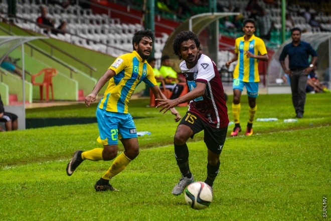 ޖުލައި 16، 2016: އުރީދޫ ދިވެހި ޕްރިމިއަރ ލީގުގައި ކުލަބް ވެލެންސިއާ އާއި ބީޖީ ސްޕޯޓްސް ކުލްބް ބައްދަލު ކުރި މެޗުގެ ތެރެއިން: އެމެޗް ނިމިފައި ވަނީ ދެޓީމުން ކުރެ އެއްޓީމަކަށް ވެސް ލަނޑެއް ނުޖެހި އެއްވަރު ވެގެން. މި ނަތީޖާއާ އެކު ވެލެންސިއާ ވަނީ ލީގުގެ ތިން ވަނަ އަށް ޖެހިލައިފަ--- ސަން ފޮޓޯ/ މުހައްމަދު އަފްރާހް