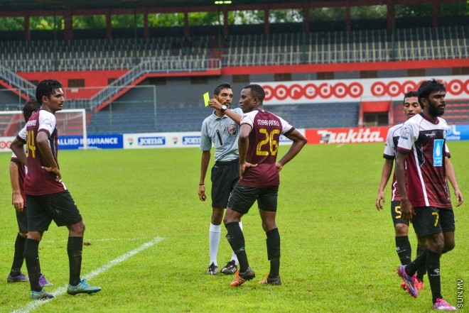ޖުލައި 16، 2016: އުރީދޫ ދިވެހި ޕްރިމިއަރ ލީގުގައި ކުލަބް ވެލެންސިއާ އާއި ބީޖީ ސްޕޯޓްސް ކަލަބު ބައްދަލު ކުރި މެޗުގެ ތެރެއިން: އެ މެޗް ނިމިފައި ވަނީ ދެޓިމުން ކުރެ އެއްޓީމަކަށް ވެސް ލަނޑެއް ނުޖެހި އެއްވަރު ވެގެން. މި ނަތީޖާއާ އެކު ވެލެންސިއާ ވަނީ ލީގުގެ ތިން ވަނަ އަށް ޖެހިލާފައި -- ސަން ފޮޓޯ: މުޙައްމަދު އަފްރާހް
