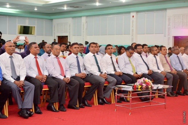 ޖުލައި 16، 2016: ސާފުރާއްޖެ ގައުމީ މަހާސިންތާ 2016 ހުޅުވުމުގެ ރަސްމިއްޔާތުގެ ތެރެއިން: މަހާސިންތާގައި ރަށްރަށުގެ ކައުންސިލަރުންނާއިއެކު ޖުމްލަ 265 ބައިވެރިއަކު ބައިވެރިވޭ -- ސަން ފޮޓޯ/ ފަޔާޒު މޫސާ