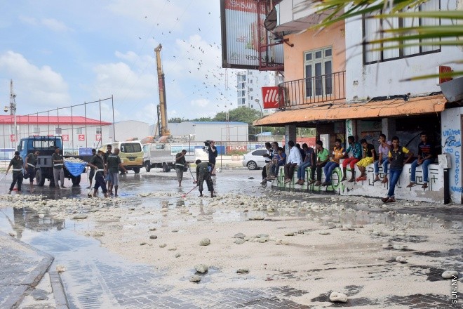 20 ޖުލައި 2016: ރާޅުގަނޑު ސަރަހައްދަށް އުދަ އެރުން: އުދަ އެރުމުގެ ސަބަބުން މާލެ އިރުދެކުނު ފަރާތު ބޮޑުތަކުރުފާނު މަގާ ދިމާލުން ގިނަ އަދަދެއްގެ އަކިރި އާއި ގާ އެއްގަމަށް އަރާފައިވޭ -- ސަން ފޮޓޯ/ ފަޔާޒު މޫސާ