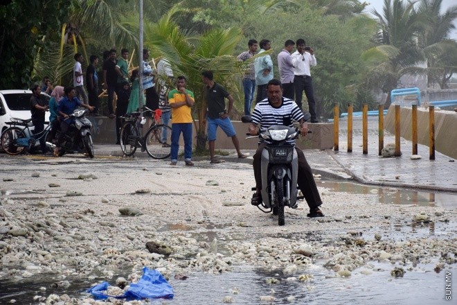 20 ޖުލައި 2016: ރާޅުގަނޑު ސަރަހައްދަށް އުދަ އެރުން: އުދަ އެރުމުގެ ސަބަބުން މާލެ އިރުދެކުނު ފަރާތު ބޮޑުތަކުރުފާނު މަގުގައި ފެންބޮވި-- ސަން ފޮޓޯ/ ފަޔާޒު މޫސާ