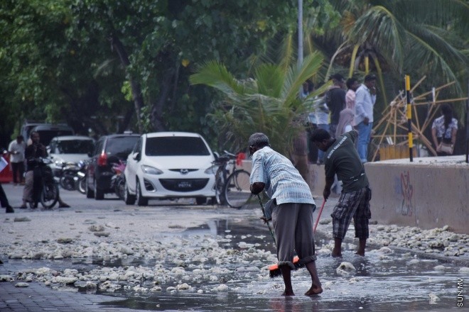 20 ޖުލައި 2016: ރާޅުގަނޑު ސަރަހައްދަށް އުދަ އެރުން: އުދަ އެރުމުގެ ސަބަބުން މާލެ އިރުދެކުނު ފަރާތު ބޮޑުތަކުރުފާނު މަގުގައި ފެންބޮވި-- ސަން ފޮޓޯ/ ފަޔާޒު މޫސާ