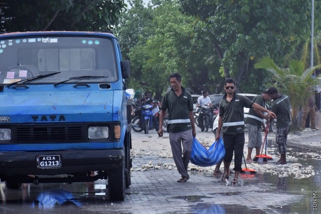 20 ޖުލައި 2016: ރާޅުގަނޑު ސަރަހައްދަށް އުދަ އެރުން: އުދަ އެރުމުގެ ސަބަބުން މާލެ އިރުދެކުނު ފަރާތު ބޮޑުތަކުރުފާނު މަގުގައި ފެންބޮވި-- ސަން ފޮޓޯ/ ފަޔާޒު މޫސާ