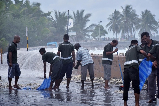 20 ޖުލައި 2016: ރާޅުގަނޑު ސަރަހައްދަށް އުދަ އެރުން: އުދަ އެރުމުގެ ސަބަބުން މާލެ އިރުދެކުނު ފަރާތު ބޮޑުތަކުރުފާނު މަގުގައި ފެންބޮވި-- ސަން ފޮޓޯ/ ފަޔާޒު މޫސާ