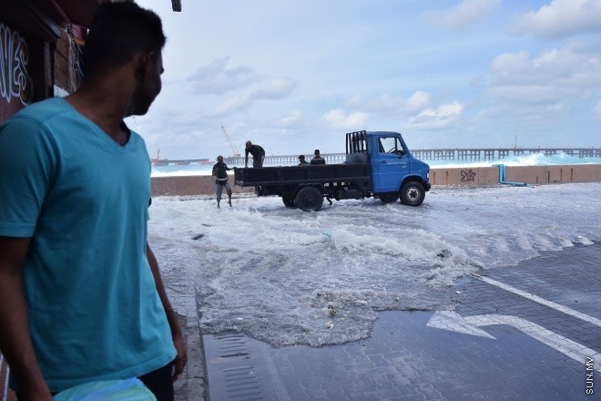 20 ޖުލައި 2016: ރާޅުގަނޑު ސަރަހައްދަށް އުދަ އެރުން: އުދަ އެރުމުގެ ސަބަބުން މާލެ އިރުދެކުނު ފަރާތު ބޮޑުތަކުރުފާނު މަގުގައި ފެންބޮވި-- ސަން ފޮޓޯ/ ފަޔާޒު މޫސާ