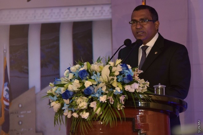 23 ޖުލައި 2016: ފުލުހުންގެ މެމޯރިއަލްޑޭ ފާހަގަކުރުމަށް މިރޭ އިސްކަންދަރު ކޮށީގައި ބޭއްވި ރަސްމިއްޔާތުގައި ހޯމް މިނިސްޓަރު އަހުމަދު ޒުހޫރު ވާހަކަފުޅު ދައްކަވަނީ -- ސަން ފޮޓޯ/ މުހައްމަދު އަފްރާހް