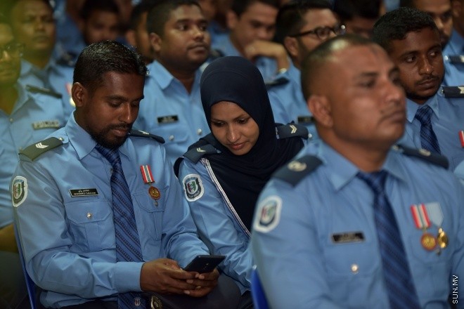 23 ޖުލައި 2016: ފުލުހުންގެ މެމޯރިއަލްޑޭ ފާހަގަކުރުމަށް މިރޭ އިސްކަންދަރު ކޮށީގައި ބޭއްވި ރަސްމިއްޔާތުގެ ތެރެއިން -- ސަން ފޮޓޯ/ މުހައްމަދު އަފްރާހް
