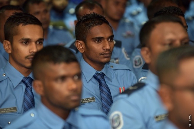23 ޖުލައި 2016: ފުލުހުންގެ މެމޯރިއަލްޑޭ ފާހަގަކުރުމަށް މިރޭ އިސްކަންދަރު ކޮށީގައި ބޭއްވި ރަސްމިއްޔާތުގެ ތެރެއިން -- ސަން ފޮޓޯ/ މުހައްމަދު އަފްރާހް
