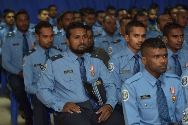 23 ޖުލައި 2016: ފުލުހުންގެ މެމޯރިއަލްޑޭ ފާހަގަކުރުމަށް މިރޭ އިސްކަންދަރު ކޮށީގައި ބޭއްވި ރަސްމިއްޔާތުގެ ތެރެއިން -- ސަން ފޮޓޯ/ މުހައްމަދު އަފްރާހް
