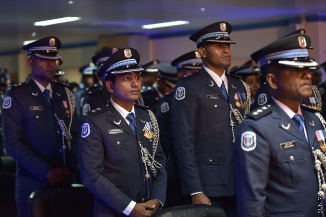 23 ޖުލައި 2016: ފުލުހުންގެ މެމޯރިއަލްޑޭ ފާހަގަކުރުމަށް މިރޭ އިސްކަންދަރު ކޮށީގައި ބޭއްވި ރަސްމިއްޔާތުގެ ތެރެއިން -- ސަން ފޮޓޯ/ މުހައްމަދު އަފްރާހް
