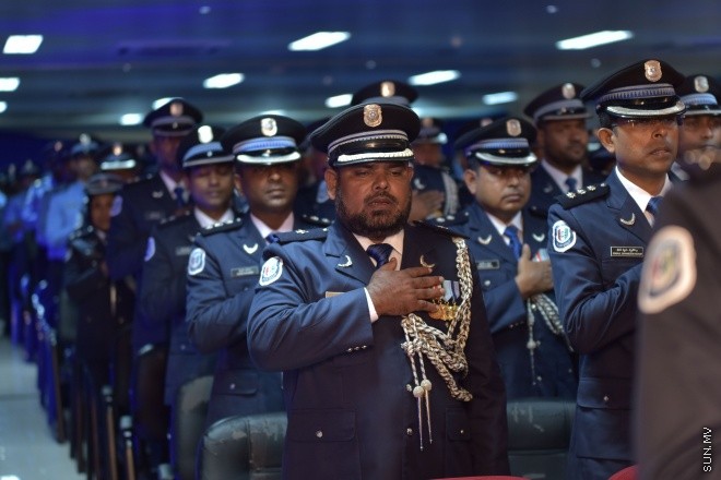 23 ޖުލައި 2016: ފުލުހުންގެ މެމޯރިއަލްޑޭ ފާހަގަކުރުމަށް މިރޭ އިސްކަންދަރު ކޮށީގައި ބޭއްވި ރަސްމިއްޔާތުގެ ތެރެއިން -- ސަން ފޮޓޯ/ މުހައްމަދު އަފްރާހް
