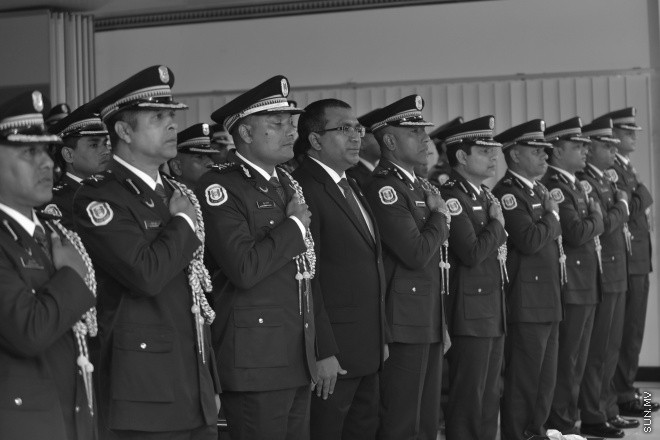 23 ޖުލައި 2016: ފުލުހުންގެ މެމޯރިއަލްޑޭ ފާހަގަކުރުމަށް މިރޭ އިސްކަންދަރު ކޮށީގައި ބޭއްވި ރަސްމިއްޔާތުގެ ތެރެއިން -- ސަން ފޮޓޯ/ މުހައްމަދު އަފްރާހް
