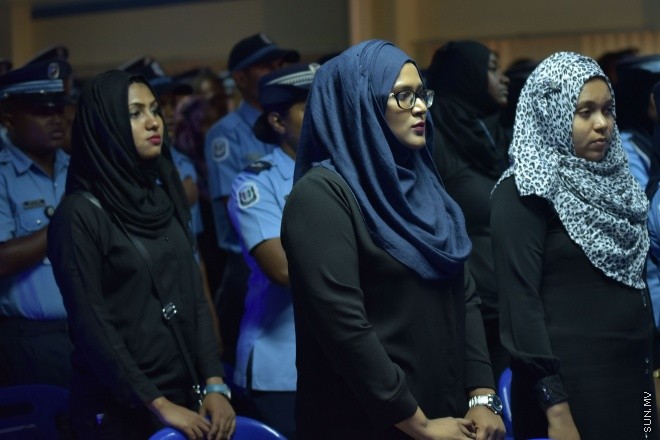 23 ޖުލައި 2016: ފުލުހުންގެ މެމޯރިއަލްޑޭ ފާހަގަކުރުމަށް މިރޭ އިސްކަންދަރު ކޮށީގައި ބޭއްވި ރަސްމިއްޔާތުގެ ތެރެއިން -- ސަން ފޮޓޯ/ މުހައްމަދު އަފްރާހް
