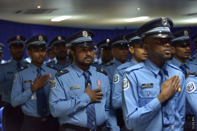 23 ޖުލައި 2016: ފުލުހުންގެ މެމޯރިއަލްޑޭ ފާހަގަކުރުމަށް މިރޭ އިސްކަންދަރު ކޮށީގައި ބޭއްވި ރަސްމިއްޔާތުގެ ތެރެއިން -- ސަން ފޮޓޯ/ މުހައްމަދު އަފްރާހް
