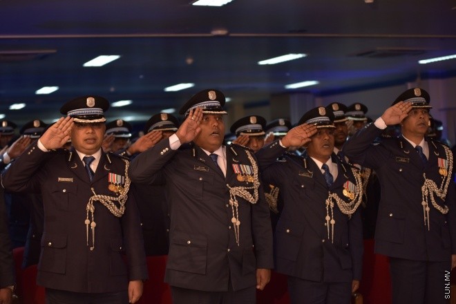23 ޖުލައި 2016: ފުލުހުންގެ މެމޯރިއަލްޑޭ ފާހަގަކުރުމަށް މިރޭ އިސްކަންދަރު ކޮށީގައި ބޭއްވި ރަސްމިއްޔާތުގެ ތެރެއިން -- ސަން ފޮޓޯ/ މުހައްމަދު އަފްރާހް
