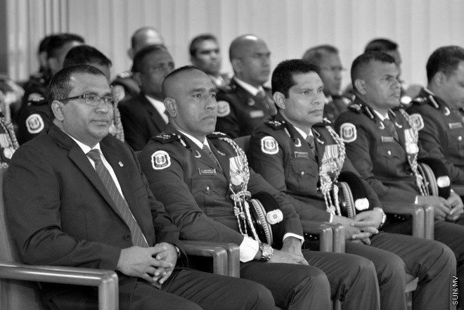 23 ޖުލައި 2016: ފުލުހުންގެ މެމޯރިއަލްޑޭ ފާހަގަކުރުމަށް މިރޭ އިސްކަންދަރު ކޮށީގައި ބޭއްވި ރަސްމިއްޔާތުގެ ތެރެއިން -- ސަން ފޮޓޯ/ މުހައްމަދު އަފްރާހް

