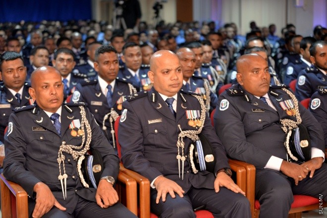 23 ޖުލައި 2016: ފުލުހުންގެ މެމޯރިއަލްޑޭ ފާހަގަކުރުމަށް މިރޭ އިސްކަންދަރު ކޮށީގައި ބޭއްވި ރަސްމިއްޔާތުގެ ތެރެއިން -- ސަން ފޮޓޯ/ މުހައްމަދު އަފްރާހް
