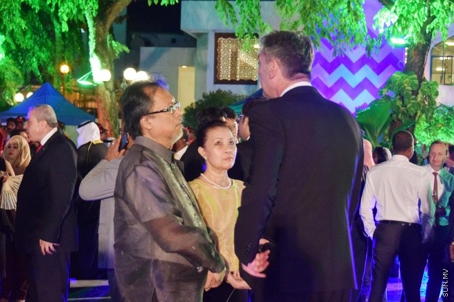 ޖުލައި 26، 2016: މިނިވަން ދުވަހުގެ މުނާއްސަބަތުގައި ރައީސް ޔާމީން އަދި އެމަނިކުފާނުގެ އަނބިކަނބަލުން ފާތިމަތު އިބްރާހިމް ސަރުކާރުގެ ގިނަ އަދަދެއްގެ އިސްވެރިންނަށާއި ބޭރުގެ ސަފީރުންނަށް ދެއްވި ޖާފަތުގެ ތެރެއިން -- ސަން ފޮޓޯ/ ފަޔާޒު މޫސާ