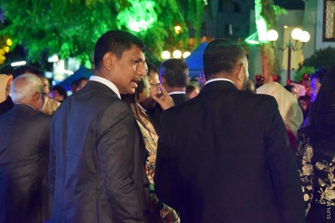 ޖުލައި 26، 2016: މިނިވަން ދުވަހުގެ މުނާއްސަބަތުގައި ރައީސް ޔާމީން އަދި އެމަނިކުފާނުގެ އަނބިކަނބަލުން ފާތިމަތު އިބްރާހިމް ސަރުކާރުގެ ގިނަ އަދަދެއްގެ އިސްވެރިންނަށާއި ބޭރުގެ ސަފީރުންނަށް ދެއްވި ޖާފަތުގެ ތެރެއިން -- ސަން ފޮޓޯ/ ފަޔާޒު މޫސާ