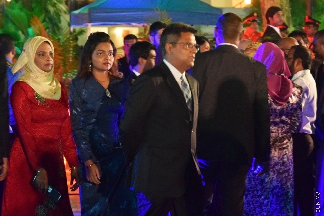 ޖުލައި 26، 2016: މިނިވަން ދުވަހުގެ މުނާއްސަބަތުގައި ރައީސް ޔާމީން އަދި އެމަނިކުފާނުގެ އަނބިކަނބަލުން ފާތިމަތު އިބްރާހިމް ސަރުކާރުގެ ގިނަ އަދަދެއްގެ އިސްވެރިންނަށާއި ބޭރުގެ ސަފީރުންނަށް ދެއްވި ޖާފަތުގެ ތެރެއިން -- ސަން ފޮޓޯ/ ފަޔާޒު މޫސާ