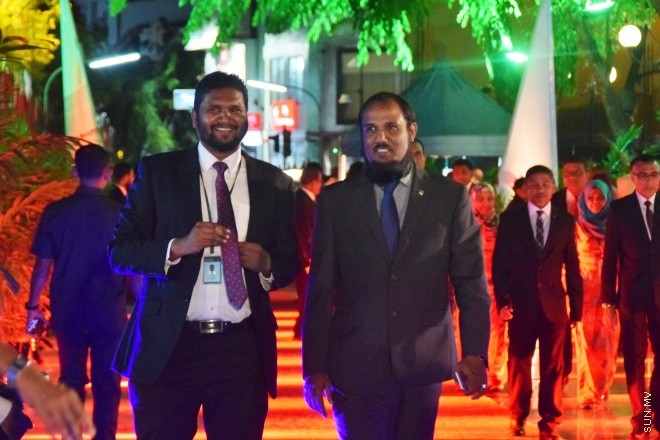 ޖުލައި 26، 2016: މިނިވަން ދުވަހުގެ މުނާއްސަބަތުގައި ރައީސް ޔާމީން އަދި އެމަނިކުފާނުގެ އަނބިކަނބަލުން ފާތިމަތު އިބްރާހިމް ސަރުކާރުގެ ގިނަ އަދަދެއްގެ އިސްވެރިންނަށާއި ބޭރުގެ ސަފީރުންނަށް ދެއްވި ޖާފަތުގެ ތެރެއިން -- ސަން ފޮޓޯ/ ފަޔާޒު މޫސާ