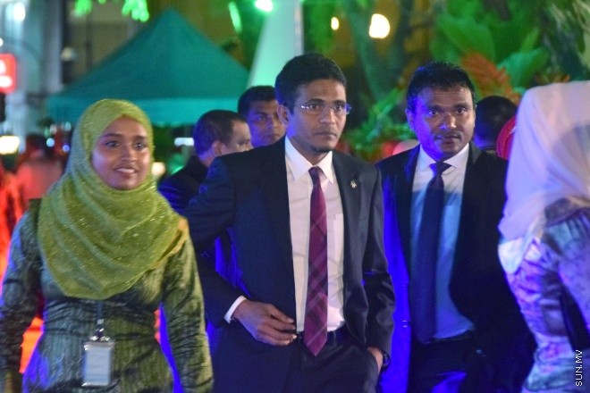 ޖުލައި 26، 2016: މިނިވަން ދުވަހުގެ މުނާއްސަބަތުގައި ރައީސް ޔާމީން އަދި އެމަނިކުފާނުގެ އަނބިކަނބަލުން ފާތިމަތު އިބްރާހިމް ސަރުކާރުގެ ގިނަ އަދަދެއްގެ އިސްވެރިންނަށާއި ބޭރުގެ ސަފީރުންނަށް ދެއްވި ޖާފަތުގެ ތެރެއިން -- ސަން ފޮޓޯ/ ފަޔާޒު މޫސާ
