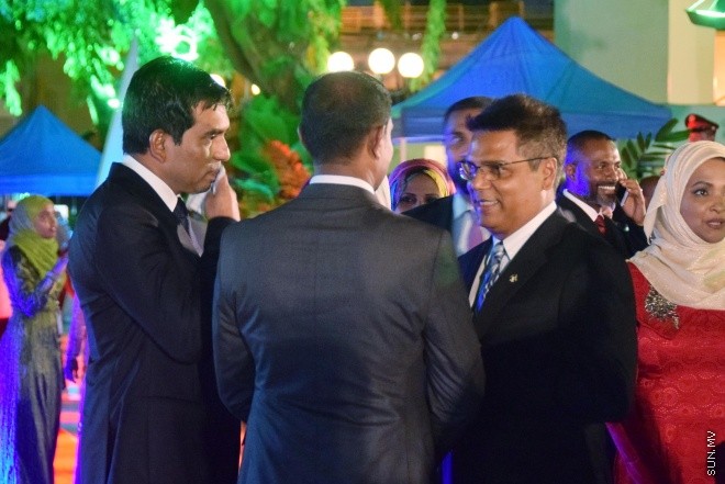 ޖުލައި 26، 2016: މިނިވަން ދުވަހުގެ މުނާއްސަބަތުގައި ރައީސް ޔާމީން އަދި އެމަނިކުފާނުގެ އަނބިކަނބަލުން ފާތިމަތު އިބްރާހިމް ސަރުކާރުގެ ގިނަ އަދަދެއްގެ އިސްވެރިންނަށާއި ބޭރުގެ ސަފީރުންނަށް ދެއްވި ޖާފަތުގެ ތެރެއިން -- ސަން ފޮޓޯ/ ފަޔާޒު މޫސާ