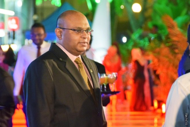 ޖުލައި 26، 2016: މިނިވަން ދުވަހުގެ މުނާއްސަބަތުގައި ރައީސް ޔާމީން އަދި އެމަނިކުފާނުގެ އަނބިކަނބަލުން ފާތިމަތު އިބްރާހިމް ސަރުކާރުގެ ގިނަ އަދަދެއްގެ އިސްވެރިންނަށާއި ބޭރުގެ ސަފީރުންނަށް ދެއްވި ޖާފަތުގެ ތެރެއިން -- ސަން ފޮޓޯ/ ފަޔާޒު މޫސާ