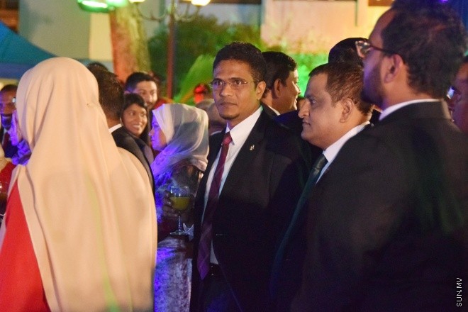ޖުލައި 26، 2016: މިނިވަން ދުވަހުގެ މުނާއްސަބަތުގައި ރައީސް ޔާމީން އަދި އެމަނިކުފާނުގެ އަނބިކަނބަލުން ފާތިމަތު އިބްރާހިމް ސަރުކާރުގެ ގިނަ އަދަދެއްގެ އިސްވެރިންނަށާއި ބޭރުގެ ސަފީރުންނަށް ދެއްވި ޖާފަތުގެ ތެރެއިން -- ސަން ފޮޓޯ/ ފަޔާޒު މޫސާ