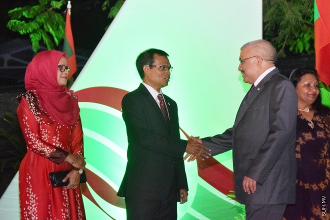 ޖުލައި 26، 2016: މިނިވަން ދުވަހުގެ މުނާއްސަބަތުގައި ރައީސް ޔާމީން އަދި އެމަނިކުފާނުގެ އަނބިކަނބަލުން ފާތިމަތު އިބްރާހިމް ސަރުކާރުގެ ގިނަ އަދަދެއްގެ އިސްވެރިންނަށާއި ބޭރުގެ ސަފީރުންނަށް ދެއްވި ޖާފަތުގެ ތެރެއިން -- ސަން ފޮޓޯ/ ފަޔާޒު މޫސާ
